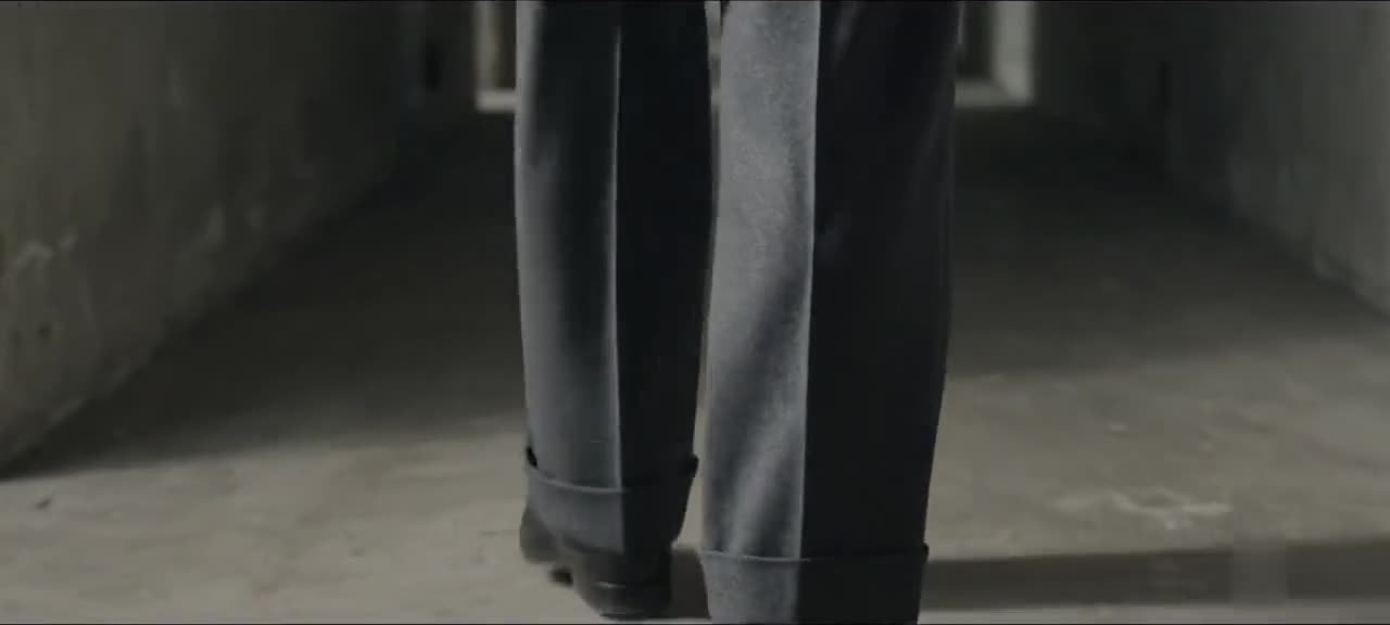 Marche filmée à hauteur de jambes, plis d’un pantalon en mouvement